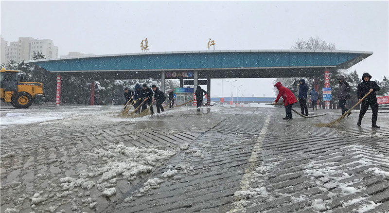 90分鐘清掃沖洗確保雪落無痕，鎮(zhèn)揚(yáng)汽渡打通“南北交通“顯擔(dān)當(dāng)(圖2)